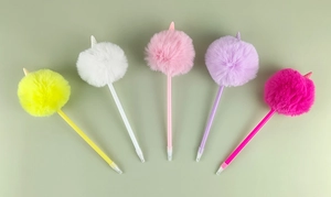 Vue détaillée de stylos licorne en peluche colorés en jaune, rose et violet pastel