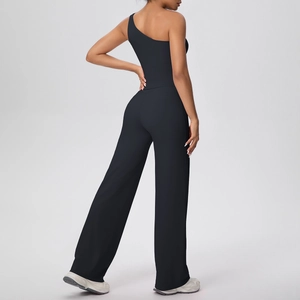 Détail d'un ensemble de yoga asymétrique noir avec haut bustier et pantalon large