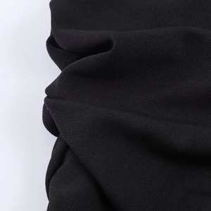Vue macro montrant la texture détaillée du tricot et de la dentelle noire du vêtement