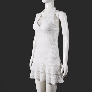 Détail de la robe licou blanche à col en V avec ourlet à volants et maille rayée