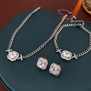 Parure bijoux argentée avec zircon carré collier bracelet et boucles sur cuir vert