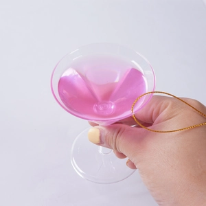 Ciondolo a forma di bicchiere da martini rosa con filo dorato per decoro natalizio