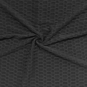 Gros plan du tissu à texture alvéolée noire sur un t-shirt de sport ajusté pour homme