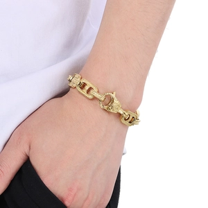 Dettaglio del bracciale a catena punk vintage placcato oro indossato su polso maschile
