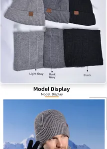 Dettaglio della trama a maglia del set berretto e scaldacollo uomo con patch in pelle