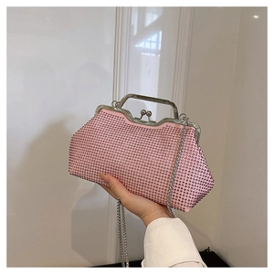 Dettaglio della borsa a conchiglia in strass rosa con manico e catena in metallo