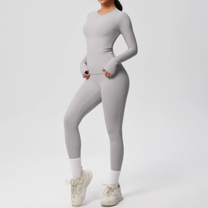 Dettaglio del set yoga grigio con fori per il pollice sulle maniche e leggings fitness a vita alta