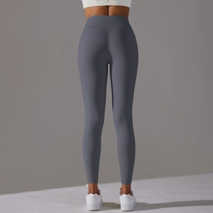 Gros plan sur le legging de yoga sans couture taille haute gris foncé avec effet galbant