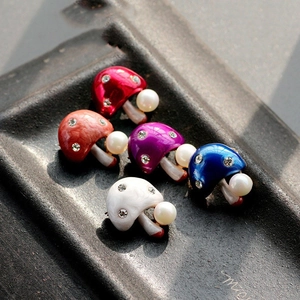 Set mit fünf bunten Pilzohrringen mit Kristallsteinen und eleganten Perlenanhängern