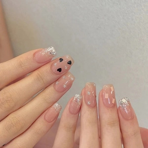 Faux Ongles Rose Nu Motif Cœur Noir Paillettes Argentées Court Carré Ongles Artificiels Doux Élégant Femmes