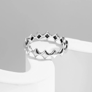 Polished S925 sterling silver ring with minimalist star shaped geometric star pattern