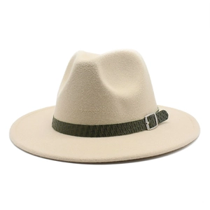 Dettaglio di cappello in lana crema con fascia verde scuro e fibbia in metallo argento