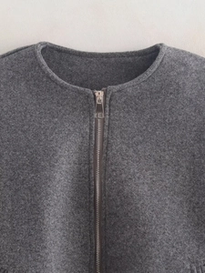 Détail d'un blouson aviateur gris avec col rond et fermeture éclair métallique texturée