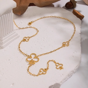 Collana dorata in acciaio inossidabile con ciondolo a fiori e dettagli di nappe eleganti