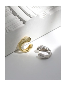 Dettaglio dei polsini per orecchie in argento S925 stile metallo liquido oro e argento