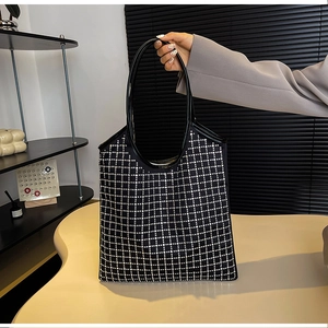 Detailansicht der schwarzen Strass-Tasche mit silbernem Gittermuster und Ledergriff