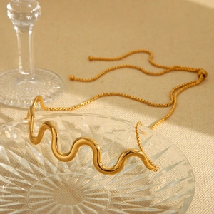 Elegant 18K gold stainless steel wavy bangle with adjustable sliding chain mechanism