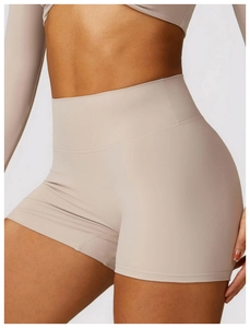 Détail du short de yoga taille haute montrant l'effet push-up et les coutures plates