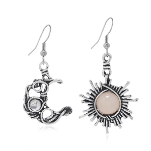 Boucles d'oreilles asymétriques soleil et lune en argent antique et pierres roses
