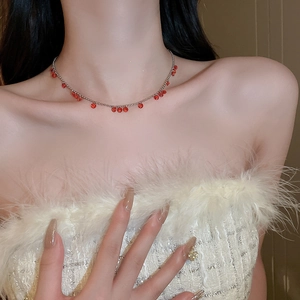 Collier géométrique vintage avec perles de zircon rouges et chaîne en argent