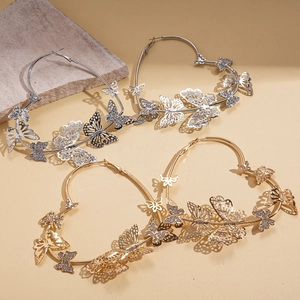 Grandi orecchini a cerchio con farfalle di cristallo in finitura oro e argento metallizzato