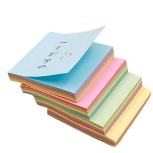 Set di quattro blocchetti di foglietti adesivi colorati blu rosa verde e giallo per ufficio