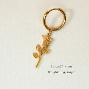 Detail von 14K vergoldeten Rosen-Ohrringen mit Creolen-Größe 2*14mm und 1,8g Gewicht