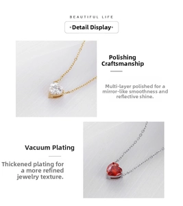 Detalle de colgantes de circón en forma de corazón con cadenas pulidas de oro y plata