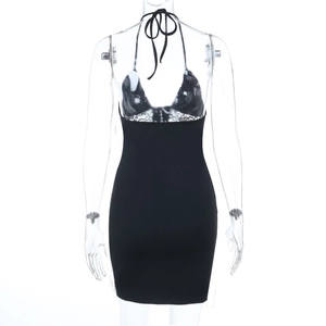 Détail du dos de la robe sexy en dentelle noire avec design dos nu et laçage