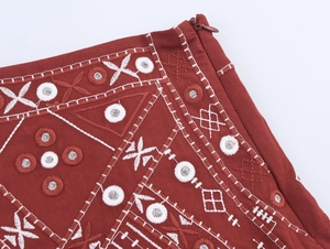 Detail von geometrischer Stickerei und verdecktem Reißverschluss auf Ziegelrot-Set
