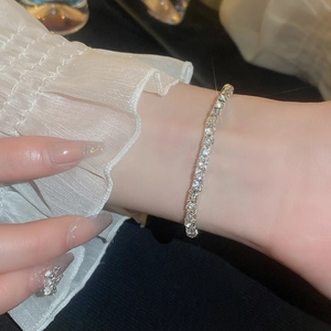Détail d'un bracelet de tennis étincelant en argent avec zircons sur le poignet