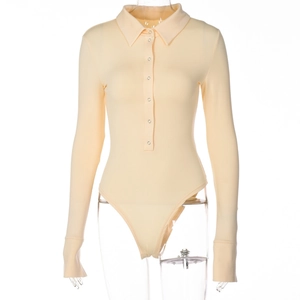 Détail d'un body côtelé jaune clair avec col polo et patte de boutonnage multiple
