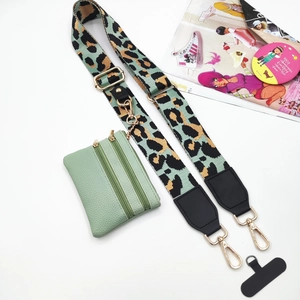 Tracolla leopardata regolabile con tasca verde menta e finiture metalliche oro