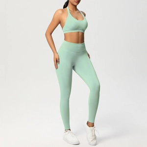 Dettaglio del reggiseno sportivo all'americana verde menta e leggings da yoga