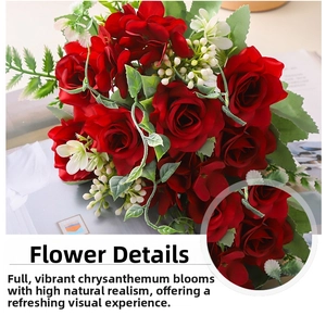 Detalle de cerca de rosas rojas artificiales realistas con pétalos de seda y hojas verdes