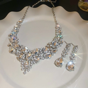 Elegantes silbernes Schmuckset mit quadratischen Diamantanhängern und langen Ohrringen