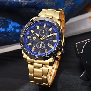Primo piano dell'orologio al quarzo dorato con quadrante blu a tre occhi e impermeabilità 30M