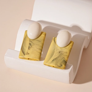 Boucles d'oreilles géométriques modernes avec ovale blanc et rectangle résine marbré