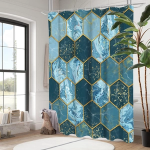 Dettaglio della tenda da doccia geometrica marmorizzata con foglie d'oro e esagoni blu