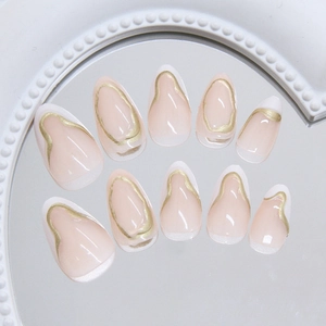 Faux ongles élégants avec lignes dorées et pointes françaises sur base nude