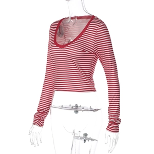 Detailansicht des rot-weiß gestreiften langärmligen Crop Tops mit tiefem U-Ausschnitt