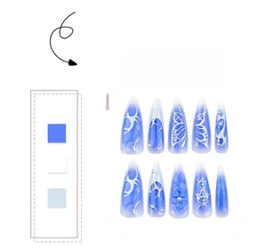 Blaue und weiße Stiletto-Nägel mit 3D-Silber-Schmetterlingen und Perlen im Detail