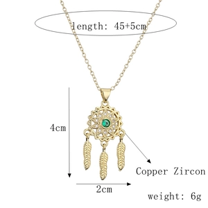 Dettaglio del ciondolo acchiappasogni dorato con zircone verde e catena in rame 45+5cm