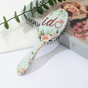 Primer plano del cepillo verde menta con estampado floral y elegante texto de i do
