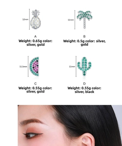Vues détaillées de puces d'oreilles en argent S925 motifs ananas et palmier