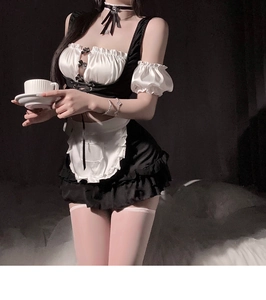 Detailansicht des 5-teiligen schwarz-weißen Dienstmädchen-Outfits mit Satin-Rüschen