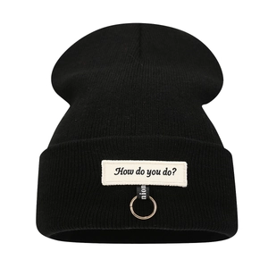 Bonnet en tricot côtelé noir avec écusson à message et anneau métallique tendance