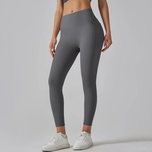 Detailweergave van donkergrijze yoga leggings met hoge taille en zijzakken voor dames