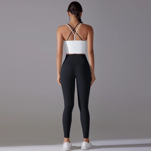 Détail du soutien-gorge de sport à dos croisé et du legging taille haute sur modèle
