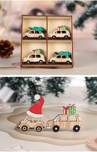 Détails de décorations de Noël en bois en forme de voiture avec chapeaux rouges festifs